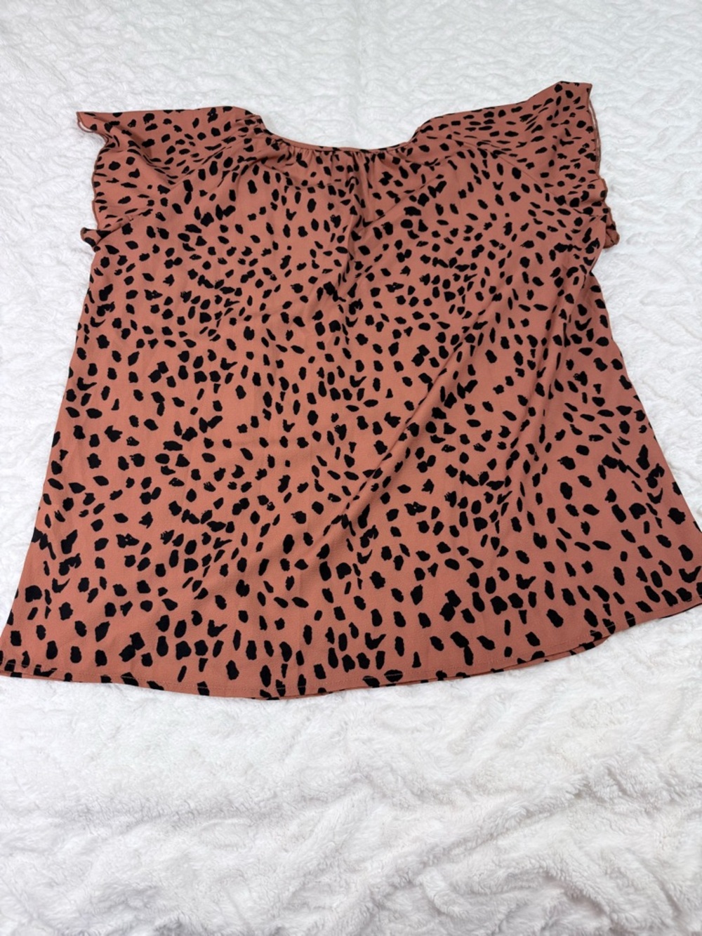 Simple Fun Rust Spot Print Flutter Sleeve Top - Picture 9 of 12
